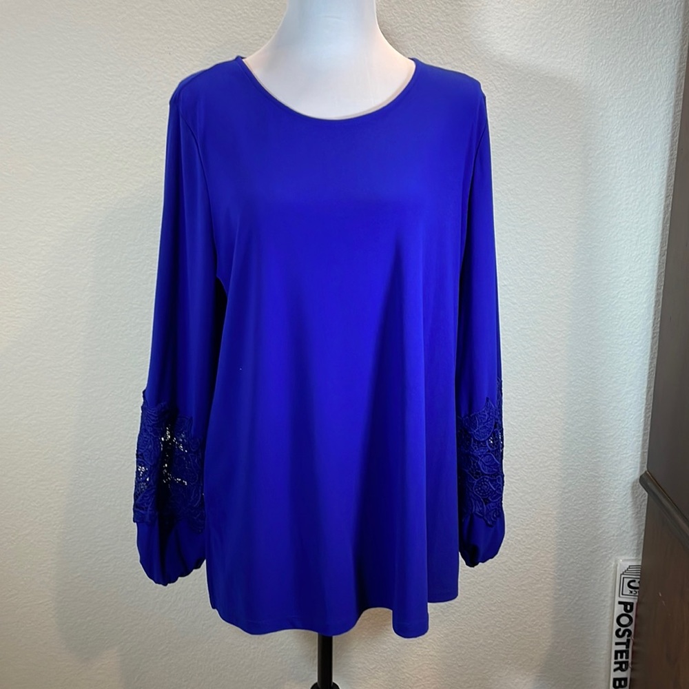 🌸Dennis Basso Blue Top Size L Blouse w/Lace embellishment on sleeve Size L EUC
